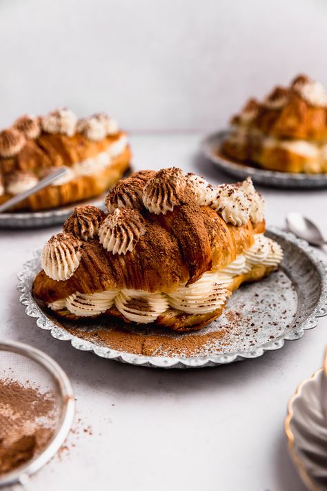 Tiramisu Croissant Recipe with Store-Bought Croissants Croissant Topping Ideas, Tiramisu Croissant, Rolled Croissant, Christmas Croissants, Churro Croissant, Stuffed Croissants Dessert, Crossaint Recipe, French Croissant Aesthetic, Croissant Bar