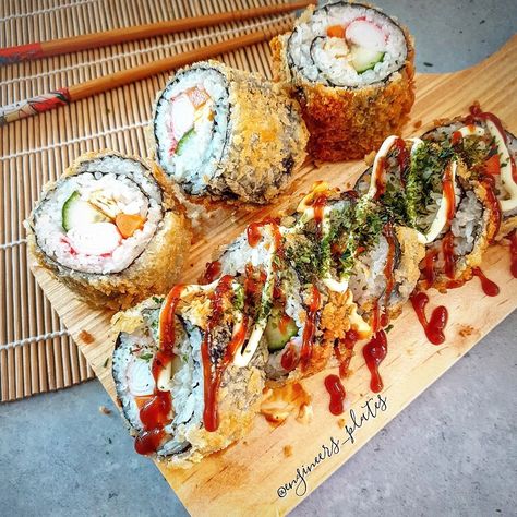 Fried Sushi Recipe https://fooooods.com/fried-sushi-engineers_plates Deep Fried Sushi, Avocado Cream Cheese, Traditional Sushi, Tempura Sushi, Fried Sushi, Cucumber Sushi, Sushi Sauce, Sushi Ingredients, Sushi Recipes Homemade