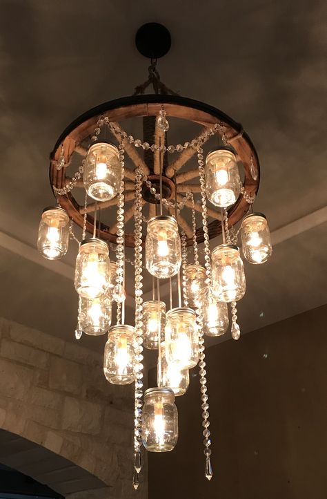 Diy Rustic Chandelier Wedding, Creative Chandelier Ideas, Farmhouse Wagon Wheel Decor, Barn Chandelier Ideas, Wagon Wheel Light Fixture, Diy Wagon Wheel Chandelier, Wagon Wheel Decor Indoor, Farm Chandelier, Wagon Wheel Chandelier Diy