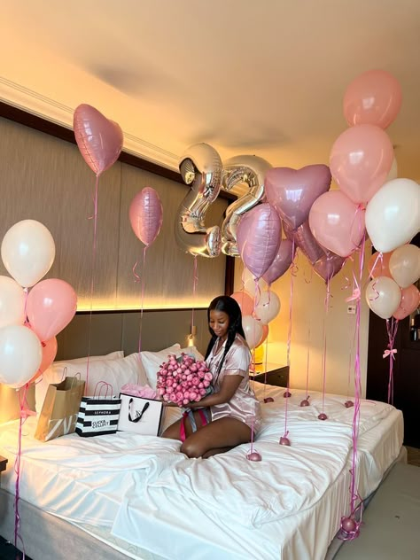 17 Birthday Bedroom Decorations, 22 Birthday Room Decor, Hotel Decor For Birthday, 21st Room Decoration Ideas, Bedroom Decor Birthday, Hotel Room Design For Birthday, Aesthetic Birthday Room Decor, 27th Birthday Shoot Ideas, Pink Hotel Room Decorations