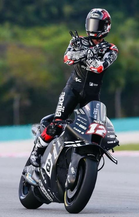 Motorcycle Man, Maverick Vinales, Moto Wallpapers, Found Photos, Image Moto, Bike Aesthetic, Motorcycle Aesthetic, Biker Aesthetic, Bike Photoshoot