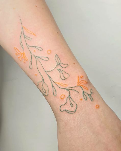 Green Outline Tattoo, Green Fine Line Tattoo, Colorful Dainty Tattoos, Color Outline Tattoo, Yellow Tattoo Ideas, Contour Line Tattoo, Colored Line Tattoo, Colored Fine Line Tattoo, Simple Colorful Tattoos