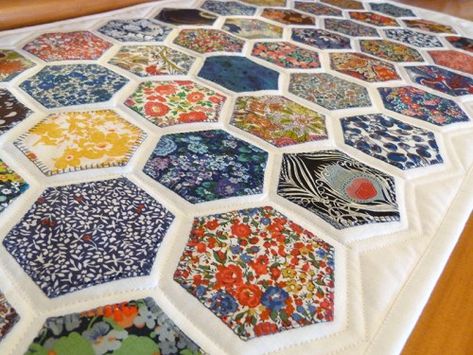 Liberty of London Field Study Modern Hexagon Quilt Ideas, Quilting Hexagons, Patchwork Hexagonal, Hexagon Quilt Tutorial, Hexie Quilts Patterns, Liberty Quilt, Hexagon Quilt Pattern, Patchwork Squares, Hexagon Patchwork