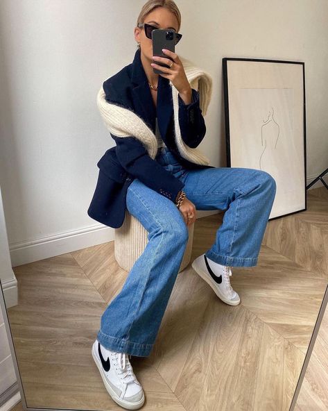 Navy Blazer With Jeans, Nike Blazers Outfit, Outfit For Work, Jeans Outfit Fall, Puffer Coats, Perfect Fall Outfit, Coat Trends, Fall Jeans, Minimal Outfit