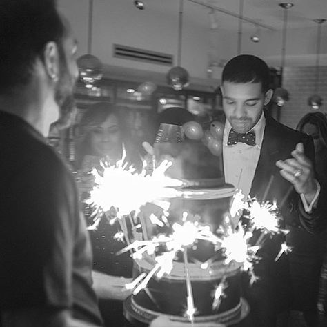 DRAKE | We don't think the rapper, who celebrated turning 28 on October 24 at Bent Restaurant in Toronto, could have blown out all of those sparklers on his three-tier cake without some help from a friend or two. Rappers Birthday, Drake Themed Birthday Party, Drake Party, Drake Birthday, Drake Birthday Party, Birthday Cake Sparklers, Drake Cake, Drake's Birthday, Drake Funny