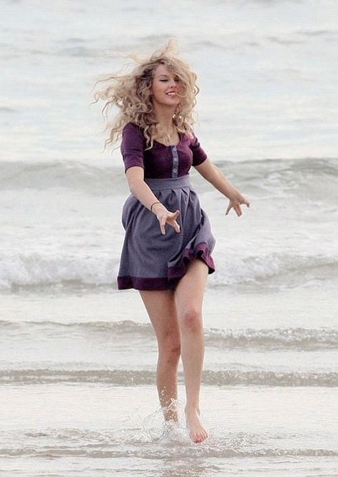 Country Taylor, Angel Song, Debut Era, Young Taylor Swift, Women Rule, Taylor Swift Dress, Taylor Swift Legs, Fearless Era, American Queen