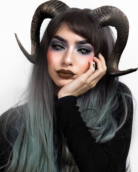 Demon Makeup, Horns Costume, Demon Costume, Cosplay Horns, Witch Makeup, Halloween Makeup Scary, Halloween Makeup Inspiration, Good Girls, Halloween Costumes Makeup