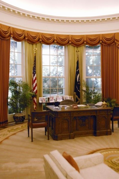 The Oval Office White House Washington Dc, Inside The White House, Lighting Tips, Cove Lighting, Lighting Plan, Oval Office, Take A Photo, House Museum, Blue Rooms