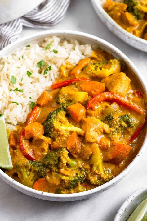 One Pot Thai Coconut Chicken Curry with Veggies - Eat the Gains One Pot Thai, Healthy Chicken Curry, Fajita Casserole, Thai Coconut Chicken, Coconut Chicken Curry, Coconut Curry Recipes, Thai Chicken Curry, Chicken Fajita Casserole, Curry Bowl