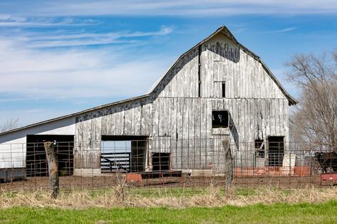 White Barn, Barn Photo, Rural Print, Missouri, Farmhouse Decor, Wall Art, Wall Decor - Etsy Out Houses, Farmhouse Decor Wall, Ireland Pictures, Barn Wall Art, Country Barns, Barn Painting, Farm Buildings, Farm Scene, White Barn