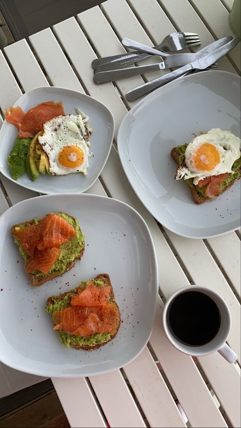 Eggs Salmon Avocado, Salmon Avocado, Avocado Egg, Grill Pan, Guacamole, Diner, Avocado, Grilling