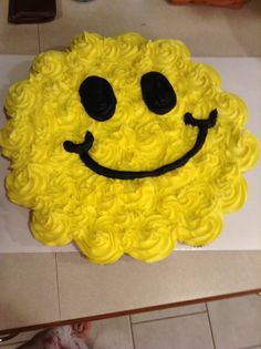 Smiley Face cupcake cake.... Smiley Face Cupcake, Birthday Emoji, Emoji Cake, Pull Apart Cupcake Cake, Pull Apart Cake, Cake Pulls, Pull Apart Cupcakes, Cupcake Cake Designs, How To Make Cupcakes