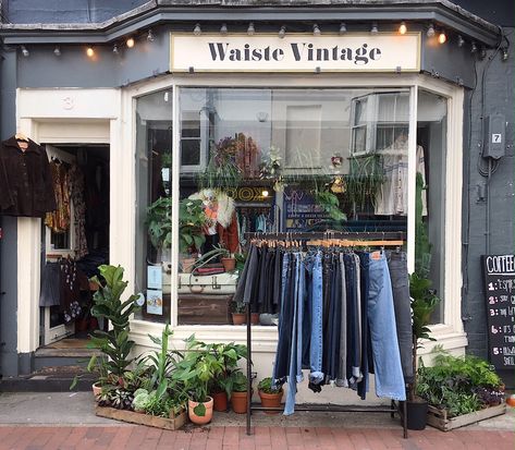 Small Clothing Store Interior, Clothing Shop Interiors, Boutique Exterior, Clothes Shop Design, Vintage Store Ideas, Window Display Ideas, Boutique Aesthetic, Clothing Store Interior, Store Design Boutique