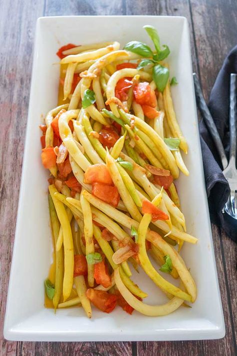 Yellow (Wax) Beans With Garlic and Tomatoes - Only Gluten Free Recipes Yellow Beans Recipe, Beans Recipe Healthy, Easy Bean Recipes, Yellow Wax Beans, Yellow Beans, Carrot Dishes, Wax Beans, Farmers Market Recipes, Olive Oil Garlic