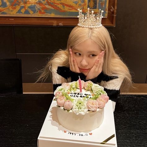 Birthday Icon, Cute Birthday Pictures, Rosé Birthday, 21st Birthday Photoshoot, Bday Party Theme, 17 Kpop, Birthday Planning, Bday Girl, Pretty Birthday Cakes