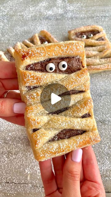 Fitwaffle Kitchen | Eloise on Instagram: "HALLOWEEN NUTELLA MUMMY PASTRIES 😍 These Halloween pastries are so quick and easy to make! You only need a few ingredients and they taste so good 🤤 They’re crisp, warm, fresh, and so chocolatey 🤌 Feel free to swap the Nutella for another spread of your choice if you prefer 😃 Sound on for full instructions 🔉 All you need is: 1 sheet ready roll puff pastry Nutella Egg wash (1 small egg + 1 tsp milk) Icing sugar (optional) Edible eyes Makes 4 Bake 2 Halloween Pastries Ideas, Mummy Pastries, Puff Pastry Ideas Desserts, Halloween Puff Pastry Ideas, Postres Halloween Ideas, Puff Pastry Halloween, Halloween Pastries, Cibo Halloween, Halloween Pastry