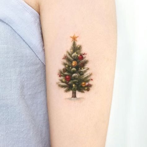 Christmas Tree Tattoo, Pine Tree Tattoo, Christmas Tattoo, Light Tattoo, Omerta Tattoo, Gift Drawing, Tattoo Feminina, Funny Tattoos, Vintage Tattoo