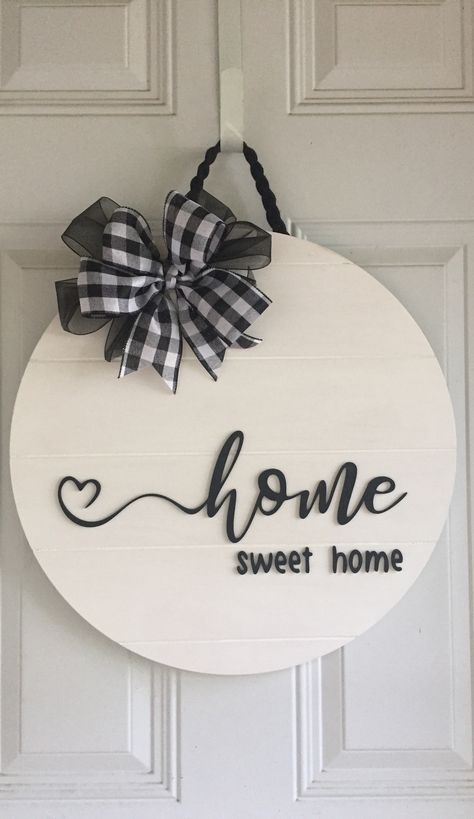 Trendy Door, Welcome Signs Front Door, Round Door Hanger, Welcome Door Signs, Door Signs Diy, Projets Cricut, Hanger Home, Home Door, Front Door Signs