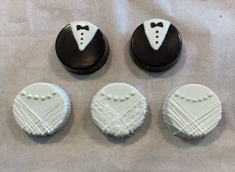 30 Easy DIY Wedding Favours for Frugal Couples | For Better For Worse Chocolate Covered Wedding Treats, Dipped Oreos Wedding, Chocolate Dipped Oreos Wedding, Decorated Chocolate Covered Oreos, Chocolate Covered Oreos Designs, Decorated Oreo Cookies, Wedding Chocolate Covered Oreos, Chocolate Covered Oreo Designs, Wedding Oreos