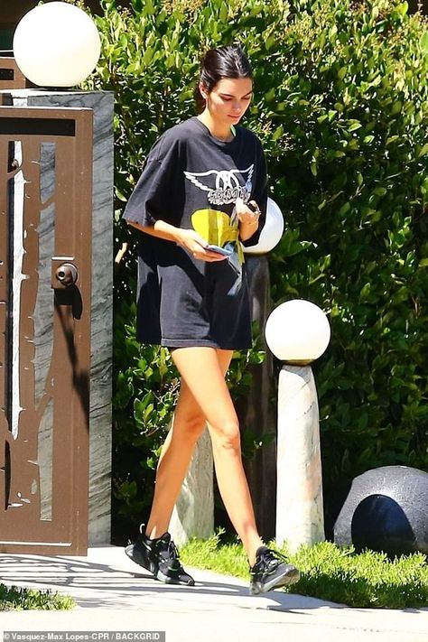 Long Tshirt Outfit, Kendall Jenner Summer, Long Black Shirt, Baggy Outfits, Kendall Jenner Makeup, Summer Street Style, Jenner Makeup, Kendall Jenner Street Style, Baggy Shirt