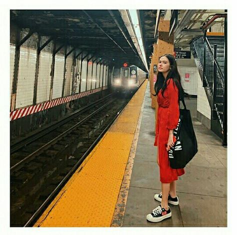 Bela Padilla, New York Outfits, Us When, Tailored Coat, Faded Jeans, Cute Boots, Star Style, Casual Chic Outfit, New York Street