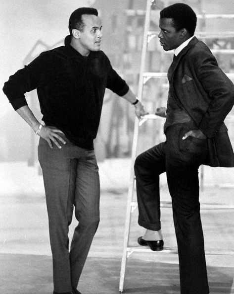 Vintage photo of Harry Belafonte and Sidney Poitier in a deep conversation! 💕 Kwaku Anansi, Spooning Cuddle, Black Hollywood Glamour, Iconic Photographs, Black Cinema, Vintage Film Photography, Sidney Poitier, Harry Belafonte, Black Entertainment