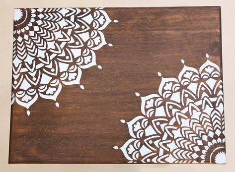 Stenciled Furniture Diy, Refurbished Table, Stenciled Furniture, Refurbishing Furniture, End Table Makeover, Furniture Stencil, Upcycle Diy, Stencils Tutorials, Upcycling Furniture