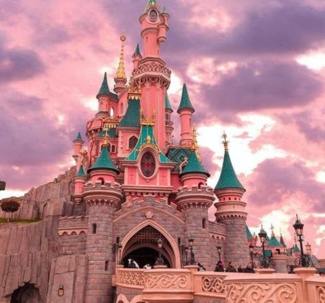 Pink Disneyland, Disneyland Aesthetic, Monster High Characters, Aesthetic Pink, Disneyland Paris, Olympic Games, Monster High, Barcelona Cathedral, Disneyland