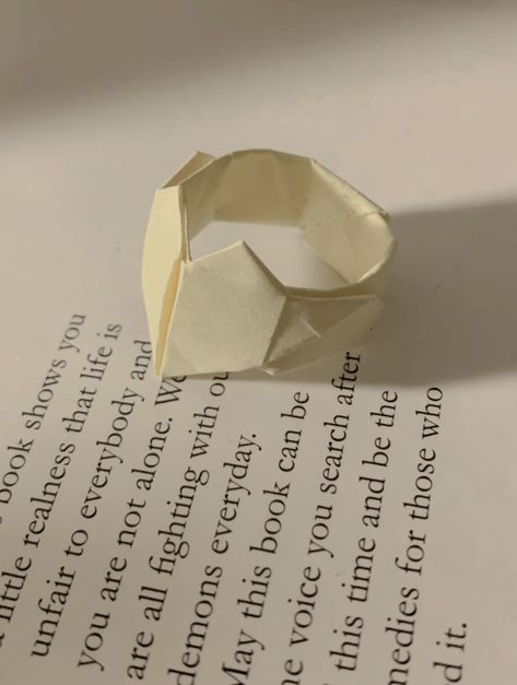 Making Paper Rings, Paper Ring Aesthetic, Paper Rings Aesthetic, Origami Aesthetic, I Like Shiny Things, Paper Rings, Instruções Origami, Paper Ring, Paper Hearts