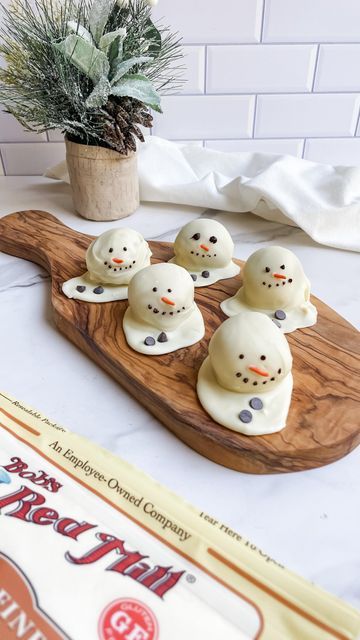 Melted Snowman Cake Balls, Cute Christmas Desserts, Snowman Cake Pops, Winter Snack, Paleo Cake, Xmas Baking, New Year's Desserts, Xmas Desserts, Large Cake