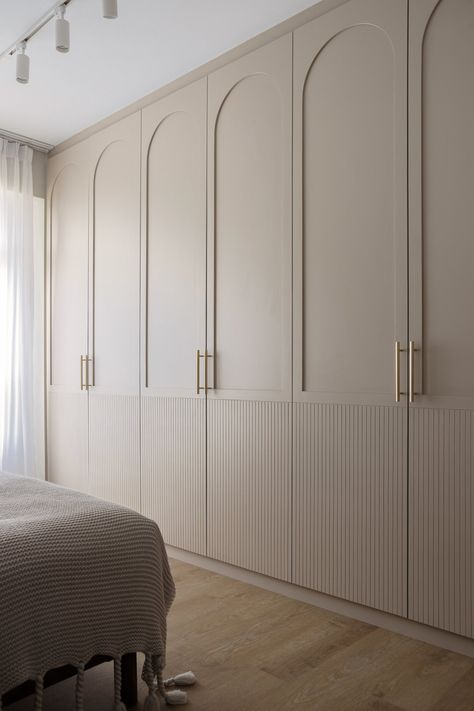 Walk in Wardrobes | Design Tips (2023) — Lemonfridge Studio Walk In Closet Room Design, Built In Wardrobe Wall, Modern Built In Wardrobe, Cabinet Design Ideas Bedroom, Slider Wardrobe Design Bedroom, Dressing Doors, Corner Wardrobe Ideas, Slider Wardrobe Design, Wardrobe Cabinet Bedroom