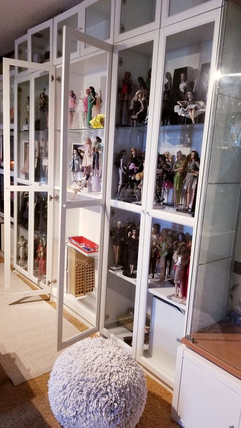 Doll Room Ideas Barbie, Doll Collection Display Ideas, Doll Display Ideas Shelves, Display Shelves For Collectables, Barbie Display Ideas, Doll Display Ideas, Doll Shelves, Doll Collection Room, Doll Collection Display