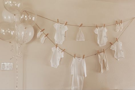 Onesie Baby Shower Garland, Onsie Garland Decoration, Baby Clothes Line Decoration, Baby Onesie Garland, Baby Clothes Garland, Clothesline Baby Shower Decor, Neutral Baby Shower Backdrop, Baby Shower Clothes Line, Baby Shower Clothesline