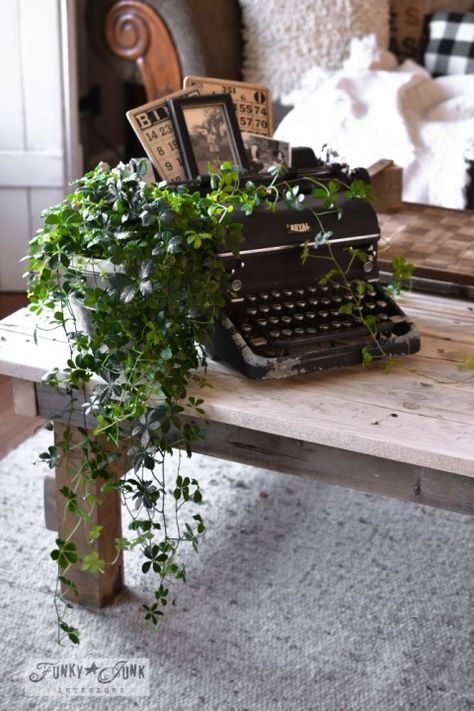 Natural Home Interior, Typewriter Ideas, Typewriter Aesthetic, Cedar Hill Farmhouse, Plant Containers, Vintage Decorating, Vintage Decorations, Deco Champetre, Vintage Vignettes