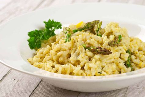 A one-dish, meatless meal of rich, creamy risotto flavored with a puree of asparagus, fresh lemon, olive oil and a bit of garlic.  #maindish #dinner #recipe #grains Vegan Risotto, Vegan Italian, Risotto Recipes, Roasted Asparagus, Whole Foods Market, Pampered Chef, Vegan Recipes Easy, Easy Vegan, Main Course