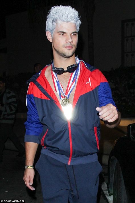 Going for gold: Taylor Lautner transforms into Olympic gold medallist swimmer Ryan Lochte at Trick Or Treats Magazine's annual Halloween party in Los Angeles on Saturday night Los Angeles Outfits Summer, Extravagant Costumes, Olympics Costume, Weekend In Los Angeles, Beer Olympic, Ryan Lochte, Best Celebrity Halloween Costumes, Celebrity Costumes, Annual Halloween Party