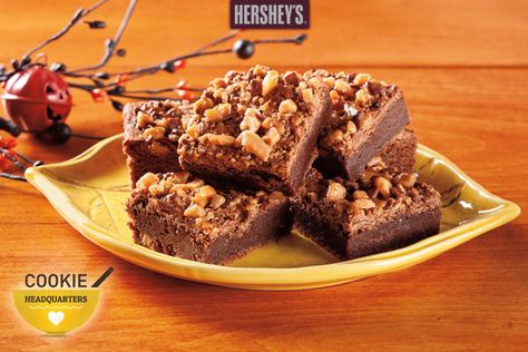 All American HEATH Bar Brownies: This holiday recipe is just one of seven delicious recipes featured at HERSHEY'S Cookie Headquarters. Head on over for expert videos and tips to bake it up flawlessly. Heath Brownies, Moist Chocolate Brownies, Brownies Caramel, Chewy Brownies Recipe, Toffee Bars, Chewy Brownies, Amazing Desserts, Delicious Brownies, Favorite Dessert Recipes