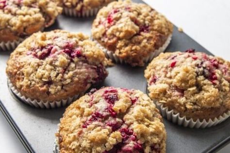 Banana Raspberry Muffins, Chocolate Ganache Cake Recipe, Banana Breakfast Muffins, Raspberry Breakfast, Raspberry Banana, Cross Buns Recipe, Raspberry Muffins, Oat Crumble, Banana Muffin Recipe