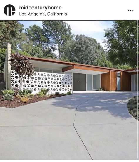 Midcentury Modern Exterior, Mid Century Modern House Exterior, 60s House, Mid Century Modern Exterior, Modern Garage Doors, Mid Century Exterior, Midcentury House, Eichler Homes, Modern Garage