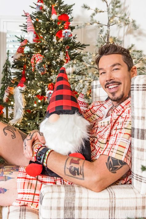 david-bromstad Lottery Dream Home, Dave And Jenny Marrs, Fixer To Fabulous, David Bromstad, Pet Adoption Event, Ben Napier, Jenny Marrs, Miss Images, Holiday Lights Display