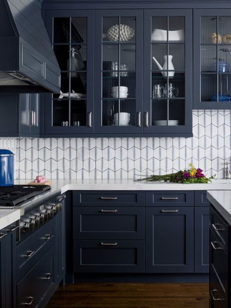 Houzz.com – Credit | © Rae Duncan Interior Design | RDID Blue Painted Kitchen Cabinets, Blue Tile Backsplash Kitchen, Dark Blue Kitchen Cabinets, Navy Kitchen Cabinets, Blue Backsplash Kitchen, Navy Blue Kitchen Cabinets, Blue Kitchen Tiles, Dark Blue Kitchens, Navy Blue Kitchen