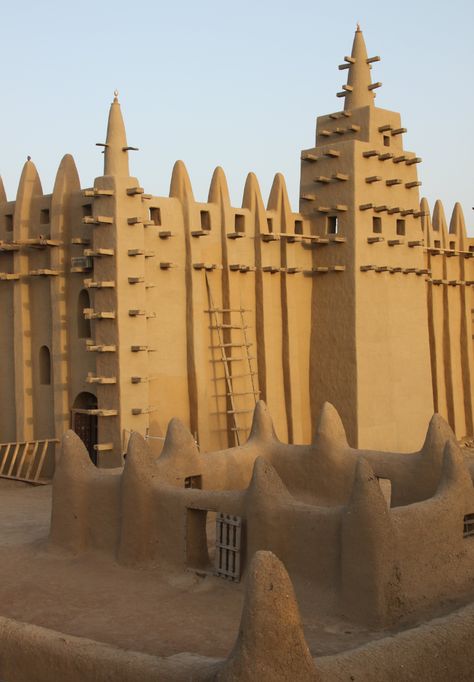 Great Mosque of Djenné in Djenné, Mali. Traditional Malian mud building-a 1907 recreation of former 13th century mosque, annually maintained by the community. Sudano-Sahelian architecture Height 16 m. Monk Pants, Mud Building, Mali Empire, Mali Africa, Sand Storm, African American Artwork, Africa Photography, Romanesque Architecture, African Architecture