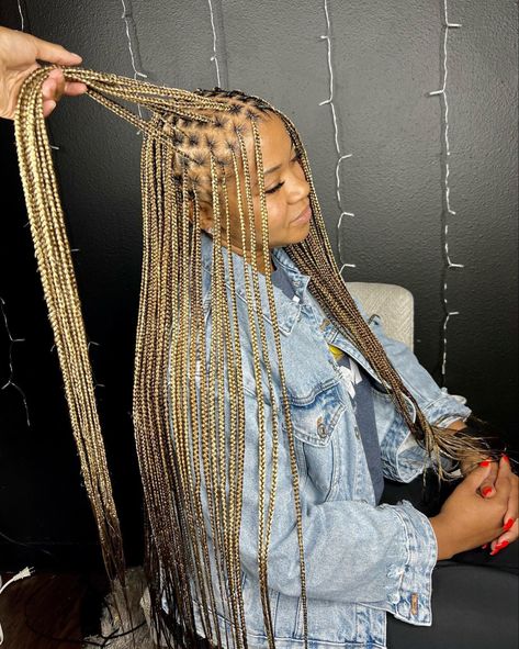 Different Shades Of Blonde Knotless Braids, Light Brown Braids Black Women Knotless, Box Braids 27 Color, 27 Blonde Knotless Braids, Light Blonde Knotless Braids, Small Bohemian Knotless Braids Blonde, Blonde Mix Knotless Braids Black Women, Ash Blonde Knotless Box Braids, 27 And 613 Box Braids