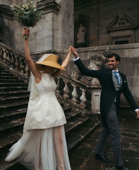 Carmen Díaz (@enzapatosplanos) • Instagram photos and videos Elegant Simple Wedding, Church Wedding Dress, Paris October, European Elegance, Bridal Hat, Unique Bride, Dream Wedding Ideas Dresses, Lake Wedding, Modern Wedding Dress