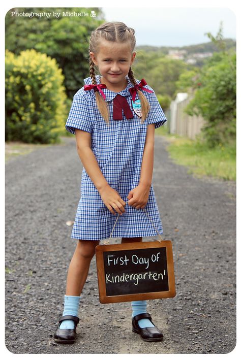 First Day of School Picture School Picture Outfits, School Picture Day Outfit, Toddler School Uniforms, Picture Day Outfit, Kindergarten Outfit, School Picture Day, Kindergarten Photos, Kindergarten Pictures, First Day Of School Pictures