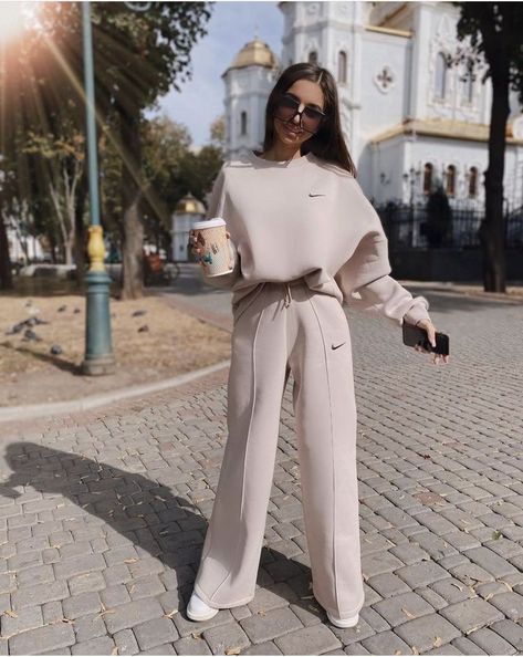 Sportwear Outfit, Casual Street Wear, Classy Winter Outfits, Winter Fashion Outfits Casual, Casual Wide Leg Pants, Looks Street Style, Modest Fashion Outfits, Sporty Outfits, Winter Fashion Outfits