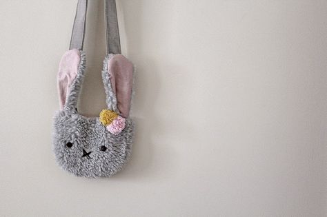 maker*land.: Bunny bag - tutorial Bunny Bags, Bunny Hat, Kids' Bag, Ladder Stitch, Inside Bag, Creation Couture, Fur Fabrics, Bags Tutorial, Ok Ru