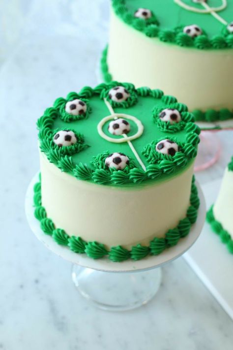 Food Ball Cake, Soccer Cake Design, Simple Soccer Cake, Soccer Cakes For Boys, Soccer Cake Ideas For Boys, Cake Football Birthday, Soccer Cake Ideas, Birthday Cake Soccer, Birthday Cake Football