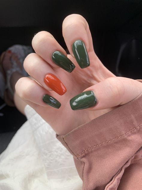 Olive green & matte orange colors for the fall time 🍁🍂 Orange And Green Nails, Green Fall Nail Designs, Olive Nails, Orange Nail Designs, Brown Nails Design, Orange Nail, Green Nail Art, Simple Fall Nails, Fall Orange