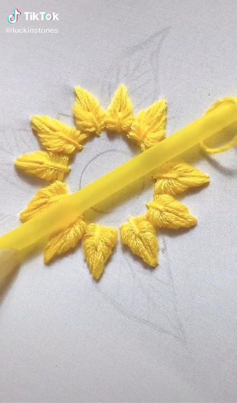 Sunflower Embroidery Pattern, Simple Floral Embroidery, Embroidery Sunflower, Embroidery Hacks, Tutorial Embroidery, Sunflower Embroidery, Embroidery Lessons, Bead Embroidery Tutorial, Hand Embroidery Patterns Flowers